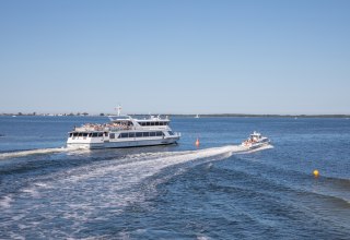 Ze statkami pasażerskimi firmy żeglugowej Hiddensee do perły Morza Bałtyckiego // © Weiße Flotte Ze statkami pasażerskimi firmy żeglugowej Hiddensee do perły Morza Bałtyckiego // © Weiße Flotte