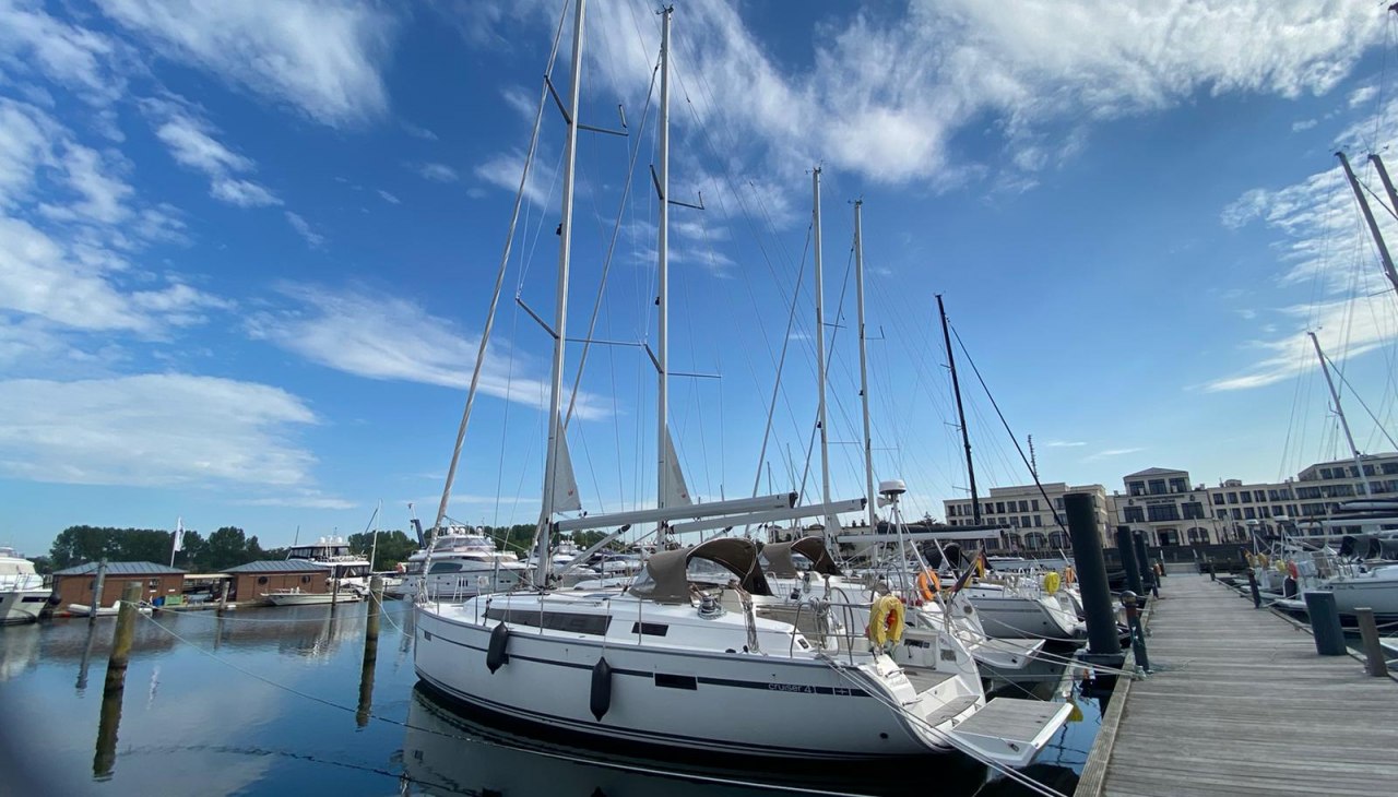 We wachten op je bij steiger G, met trolleys klaar om je bagage en proviand te vervoeren., &copy; byc