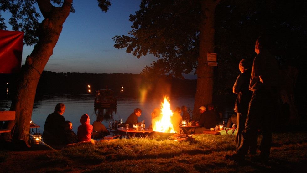 Prachtige concertambiance met zonsondergang en fakkels, © ruhepuls Sporttouristik/Köller