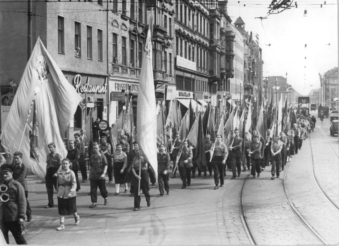 FDF demonstration marking the start of the Second Germany Meeting on May 22, 1954, in Berlin // © BArch, Bild 183-24755-0003, Fotograf: Heinz Junge FDF demonstration marking the start of the Second Germany Meeting on May 22, 1954, in Berlin // © BArch, Bild 183-24755-0003, Fotograf: Heinz Junge