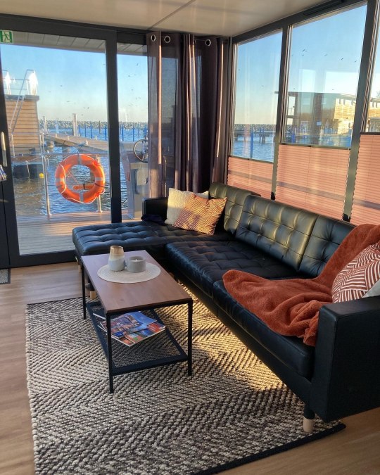 Relaxing at sea on a houseboat, &copy; FjordLink