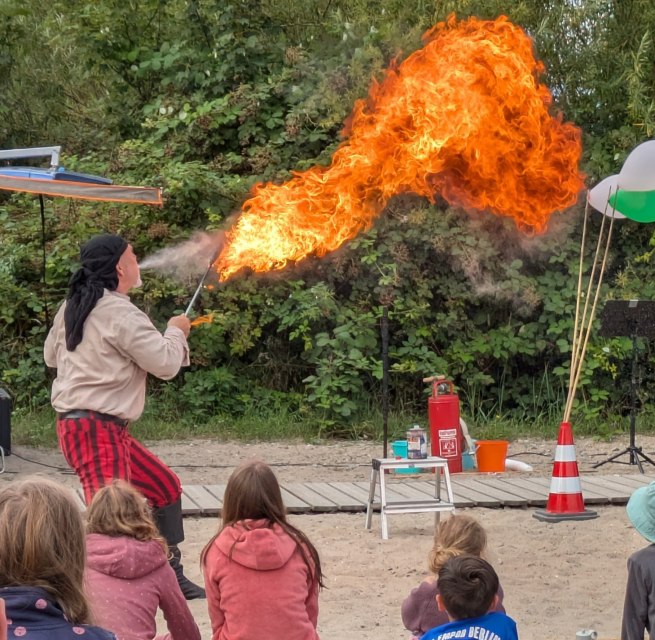 Piraat op strand Wohlenberg // &copy; Stadt Kl&uuml;tz