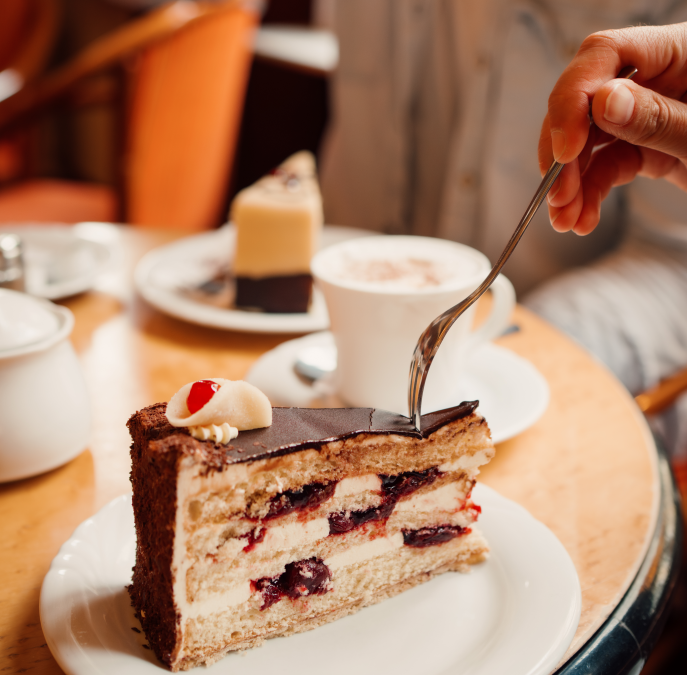 2025-04-24 11_40_15-Kuchen im Café Prag in Schwerin_2.jpg - IrfanView (Zoom_ 697 x 1046), © TMV/Petermann