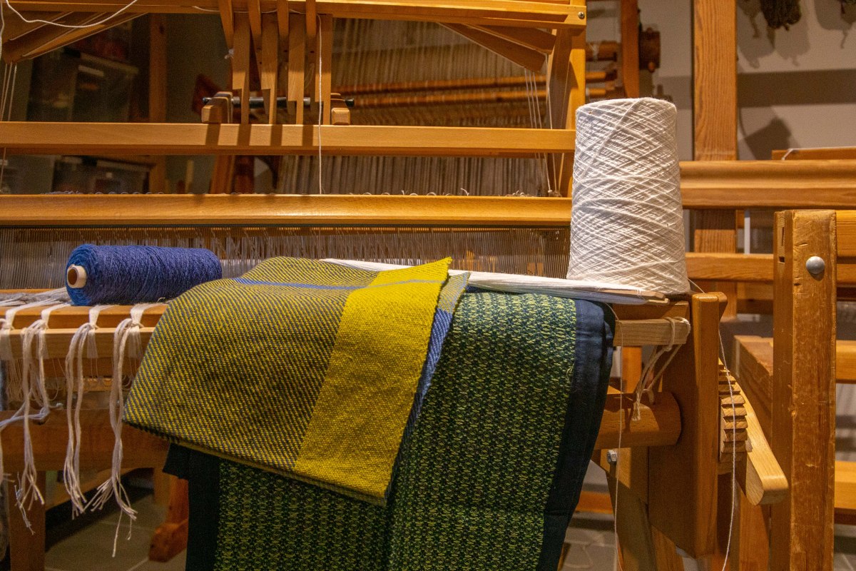 Four-shaft loom with workpieces // © Sabine Reichmann Four-shaft loom with workpieces // © Sabine Reichmann