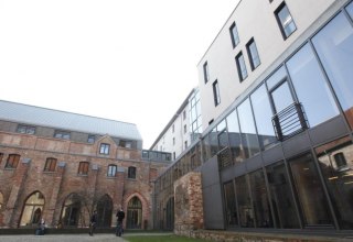 Innenhof der Hochschule f&uuml;r Musik und Theater Rostock // &copy; Landesmarketing MV