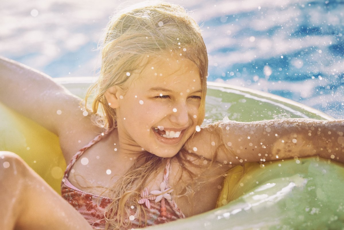 Girl in swimming ring // © Pocha Burwitz Girl in swimming ring // © Pocha Burwitz