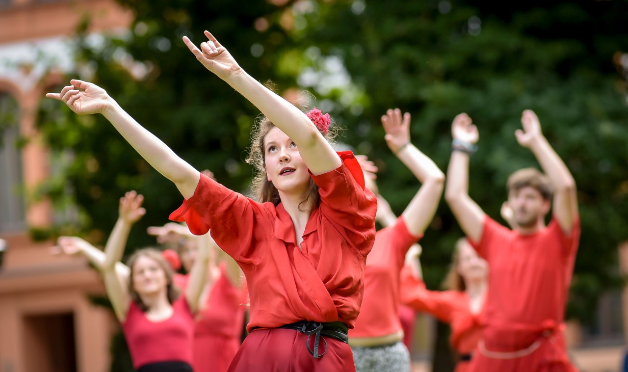 Dance instructor Isabelle rehearses the choreography with the participants. // &copy; Roland Ulrich