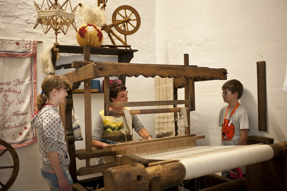 At the loom. // © Burgmuseum Plau At the loom. // © Burgmuseum Plau
