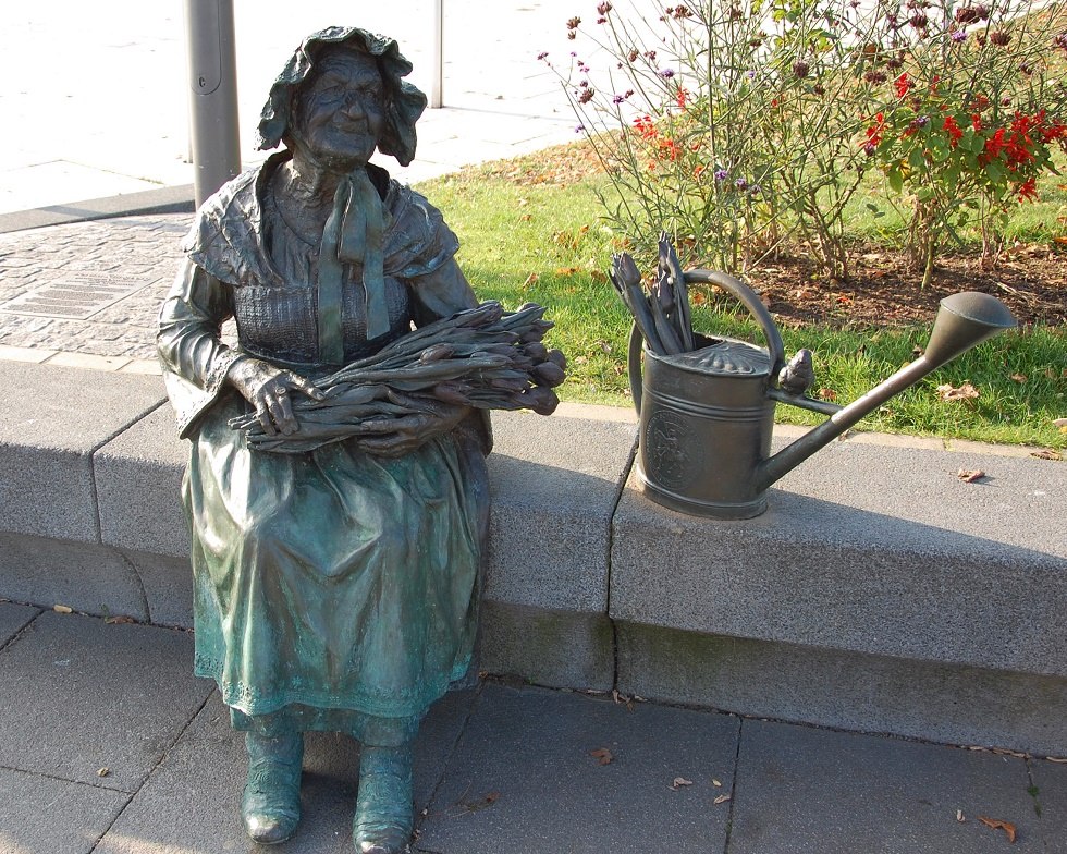 Bertha Klingberg w swoim tradycyjnym stroju Rehna spogląda na plac nazwany jej imieniem. // © Gabriele Skorupski Bertha Klingberg w swoim tradycyjnym stroju Rehna spogląda na plac nazwany jej imieniem. // © Gabriele Skorupski