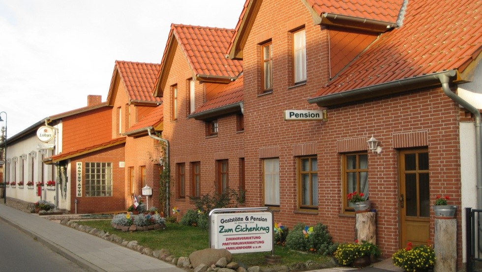 Het restaurant en pension "Zum Eichenkrug" in Domsühl wacht op uw bezoek met grote gastvrijheid., © Gaststätte und Pension "Zum Eichenkrug" / Schulz
