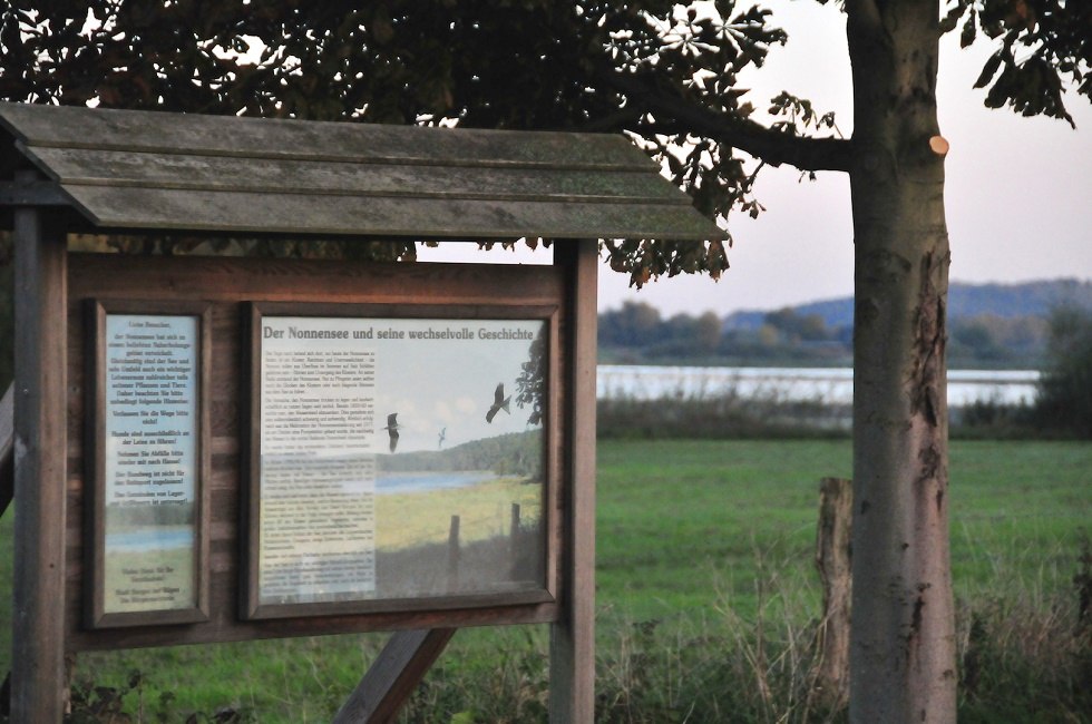 Tablica informacyjna nad jeziorem Nonnensee w pobliżu Bergen auf R&uuml;gen // &copy; Tourismuszentrale R&uuml;gen
