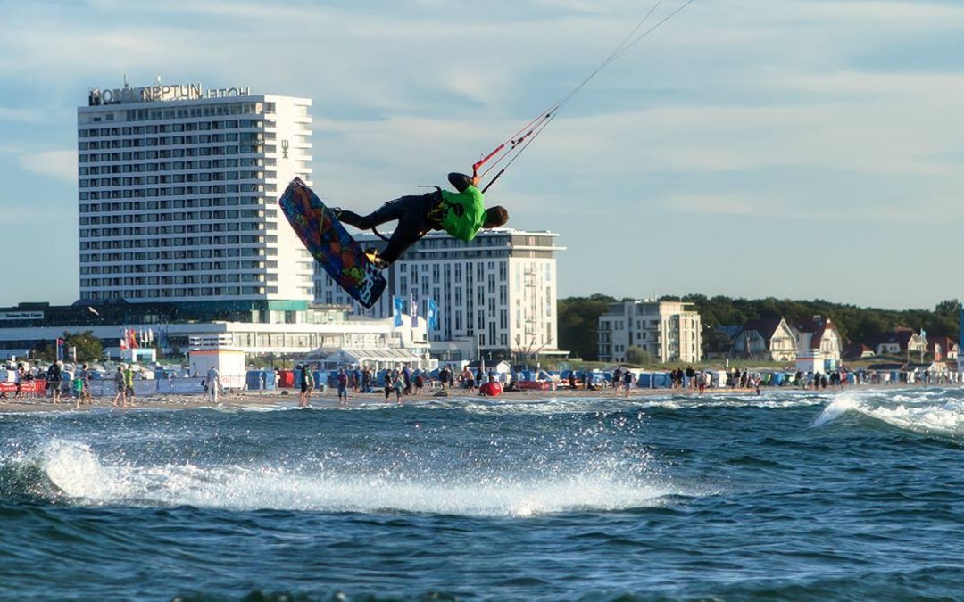 Of je nu een beginner of een pro bent: HW-Shapes helpt je vooruitgang te boeken in het kitesurfen. Individuele training wordt gegeven in groepen van twee. Er zijn talloze spots beschikbaar voor jou hier in MV - als lokale bewoner kent HW-Shapes ze allemaal en geeft je graag advies over de keuze van spots, uitrusting en accommodatie., © © Matthias Marx | HW-Shapes