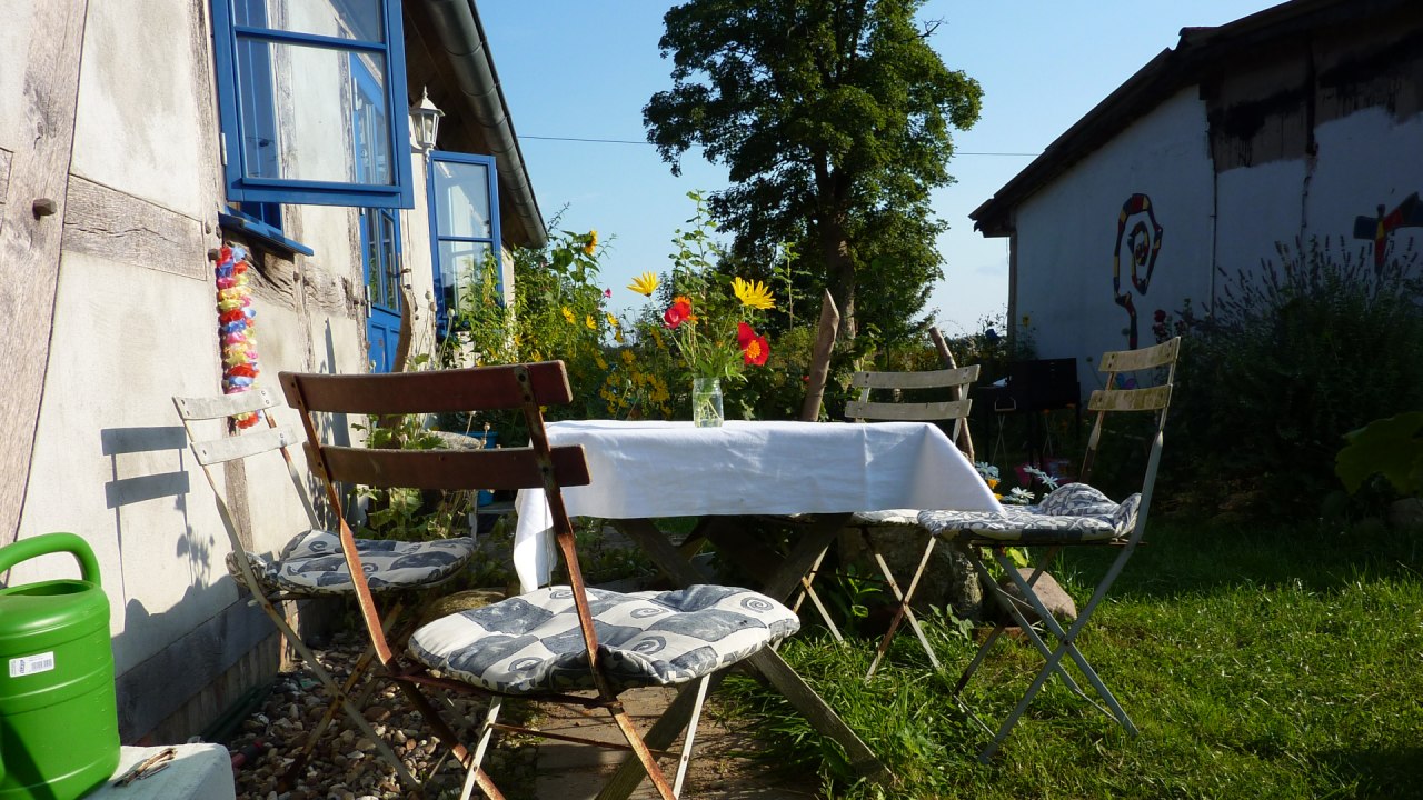 Kreatywna atmosfera pracy przed budynkiem Kunsthaus, © Anja Röhl Kreatywna atmosfera pracy przed budynkiem Kunsthaus, © Anja Röhl