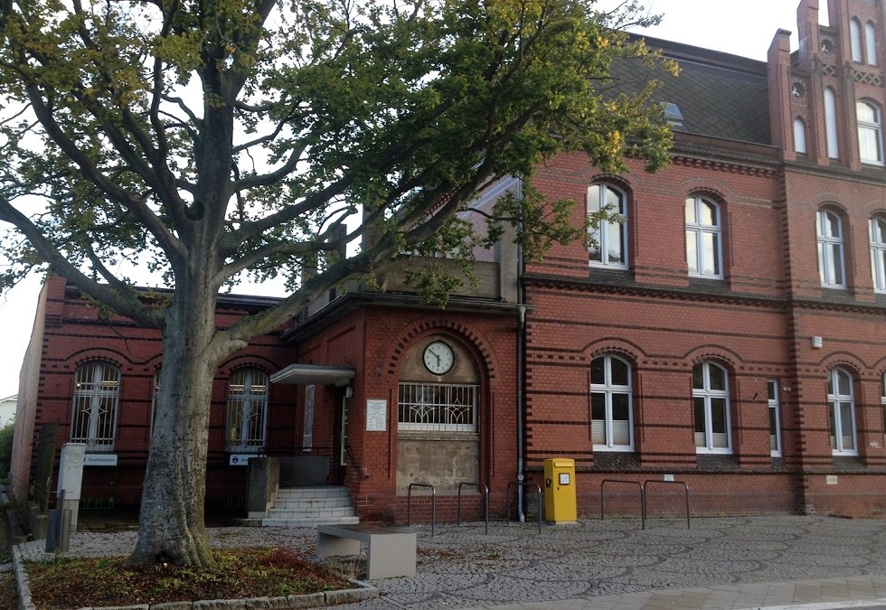 Bibliotheek Sassnitz buitenaanzicht met ingang, © Tourismuszentrale Rügen