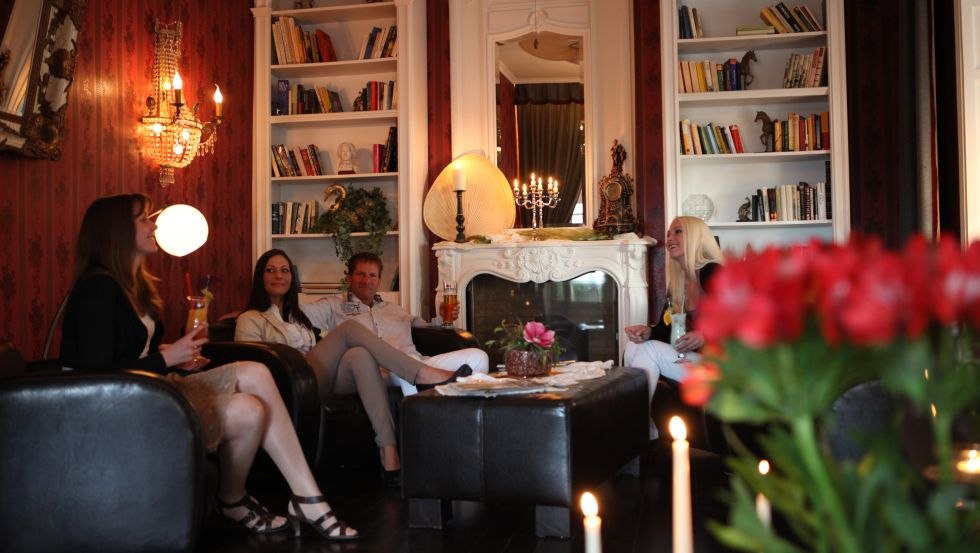 Salon z kominkiem w hotelu Apparthotel Hubertusburg, © Hubertusburg Kühlungsborn