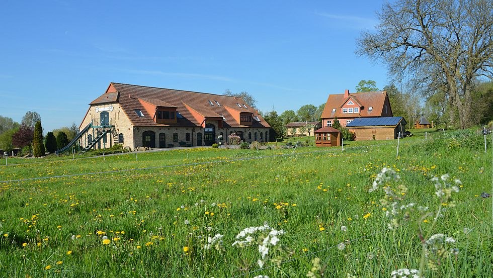 Zicht op het hele pand vanaf de straat, © Schittko Zicht op het hele pand vanaf de straat, © Schittko