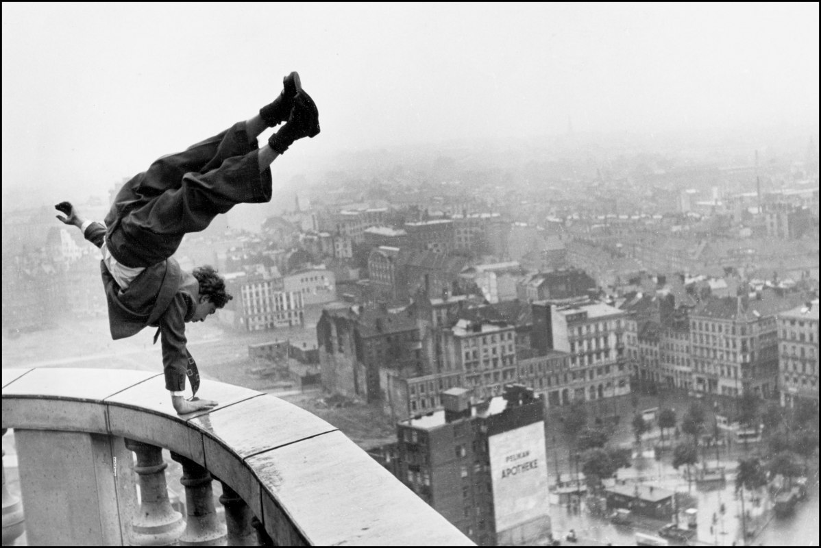 © Jürgen Schadeberg, Handstand auf dem Michel, Hamburg 1948 © Jürgen Schadeberg, Handstand auf dem Michel, Hamburg 1948