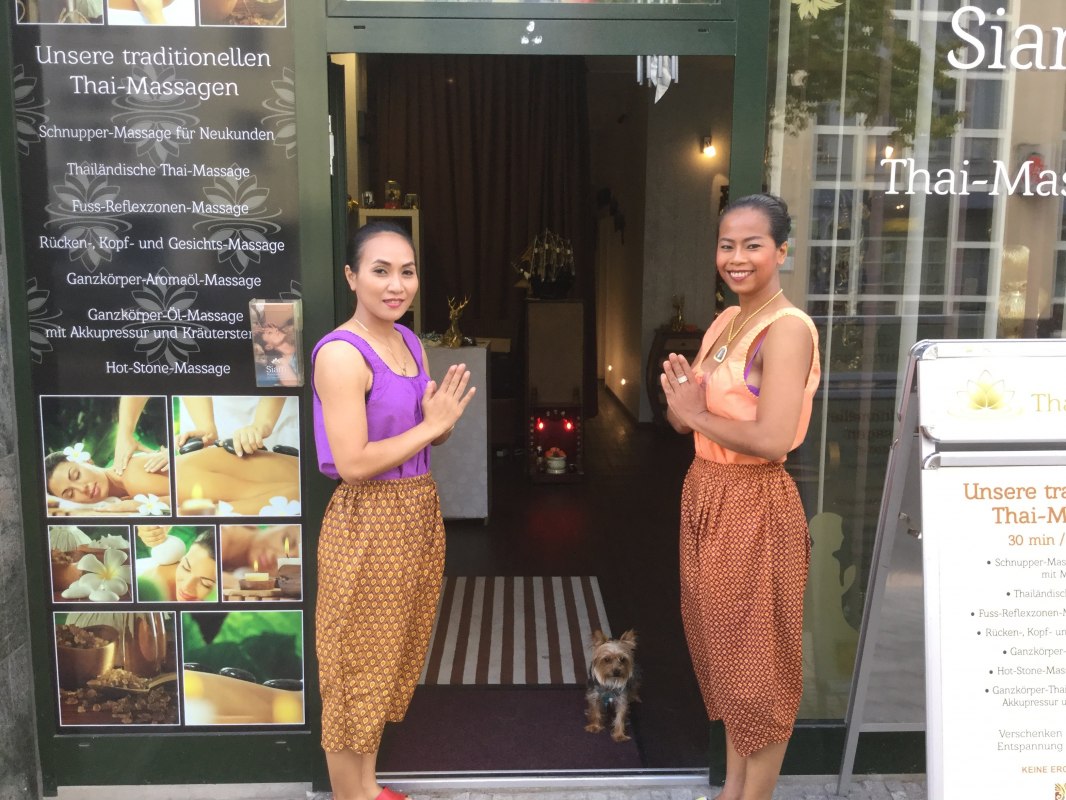 With pleasure we welcome you to traditional Thai massage // © Roland Görtz With pleasure we welcome you to traditional Thai massage // © Roland Görtz