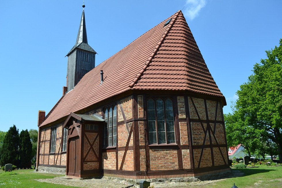 Piękny widok z tyłu z muru pruskiego i drewnianym bocznym wejściem do kościoła., © Herr Werner