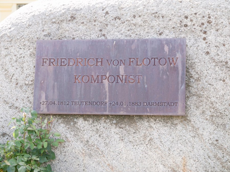 Memorial inscription on the stone in front of the manor house., &copy; Frank Burger