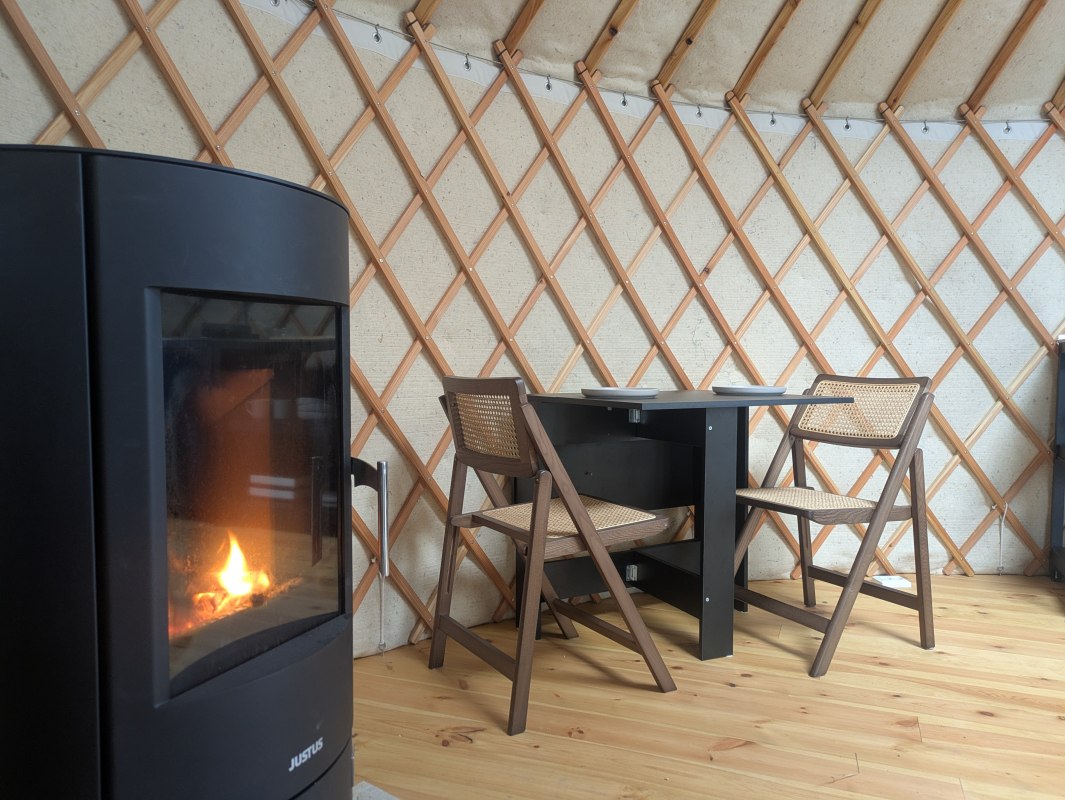 Kachel in de yurt - dus heerlijk knus, zelfs in de winter, &copy; Weingut Hasseldorf / L&uuml;ke