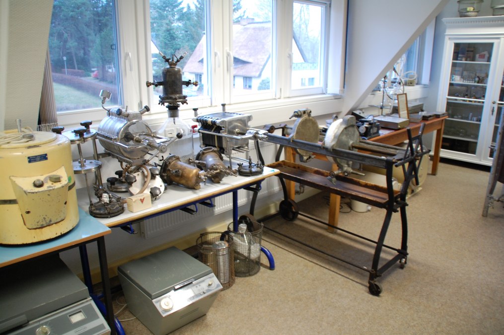 Showroom met technische apparatuur voor de ontwikkeling en productie van veterinaire vaccins, © Franziska Hagen/Verein UNS RIEMS