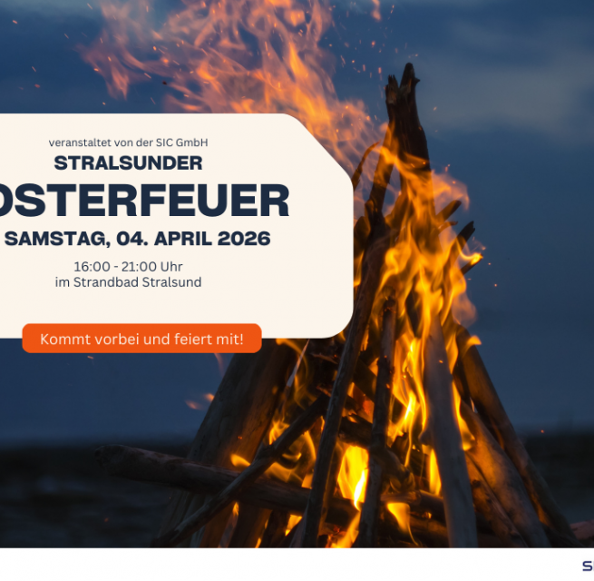 Eine stimmungsvolle Abendaufnahme eines Osterfeuers am Strand. Die Flammen sorgen f&uuml;r eine warme Atmosph&auml;re, w&auml;hrend Besucherinnen und Besucher gemeinsam einen gem&uuml;tlichen Fr&uuml;hlingsabend am Wasser genie&szlig;en. // &copy; SIC Stralsunder Innovation Consult