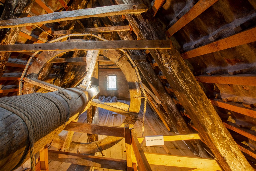 Oryginalny zachowany drewniany rower towarowy pod dachem 700-letniego domu-muzeum w Stralsundzie, © STRALSUND MUSEUM