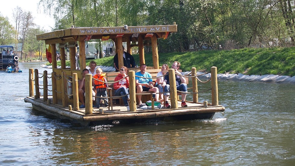 Wycieczki tratwą bez prawa jazdy po Pojezierzu Meklemburskim, © Naturcamping Malchow Wycieczki tratwą bez prawa jazdy po Pojezierzu Meklemburskim, © Naturcamping Malchow