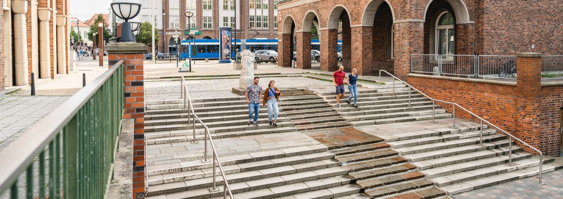Just walk along the watercourse on Schnickmannstra&szlig;e and you're there: Only a stone's throw separates the old town of Rostock from the harbor., &copy; TMV/Gross