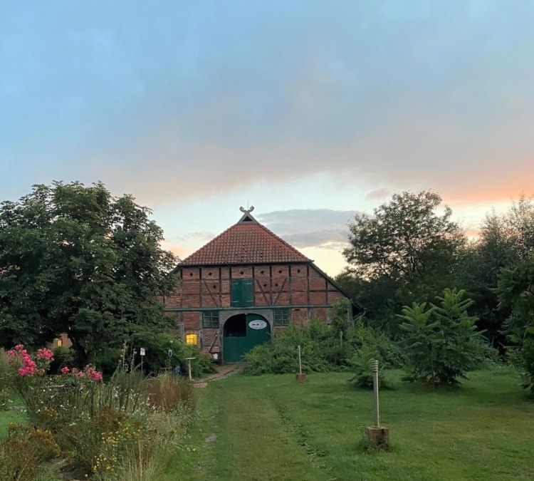 The post-and-beam house from 1792 in the evening light., © Thomas Grosch