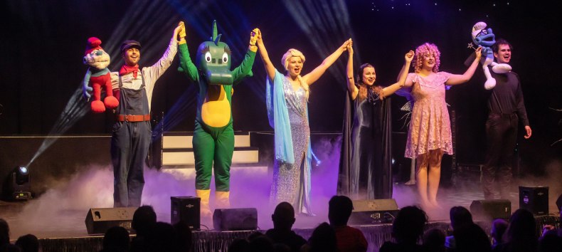 Der Cast von Hakuna Matata zusammen auf der Bühne. // © Whynot Events GmbH Der Cast von Hakuna Matata zusammen auf der Bühne. // © Whynot Events GmbH