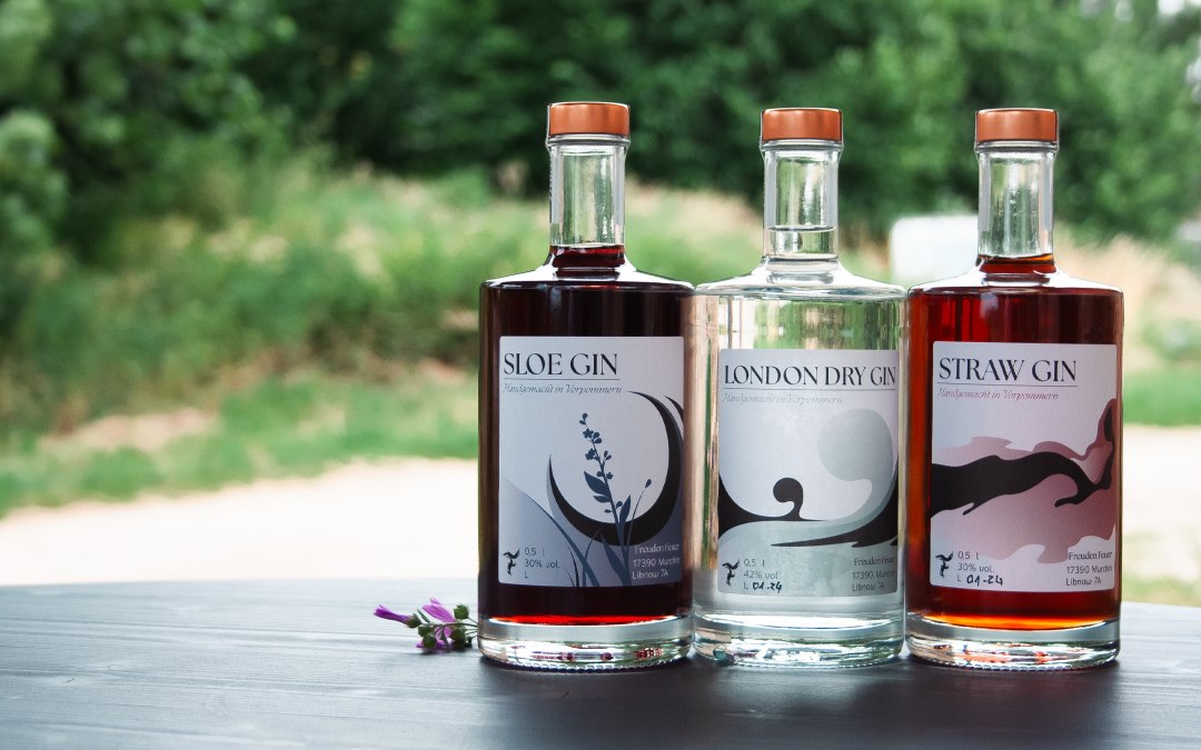 De gins. Een categorie naast single-variietal fruitbrandewijnen, geists, likeuren en ciders die op de fles worden gefermenteerd volgens de champagnemethode., © FreudenFeuer Destillerie GbR