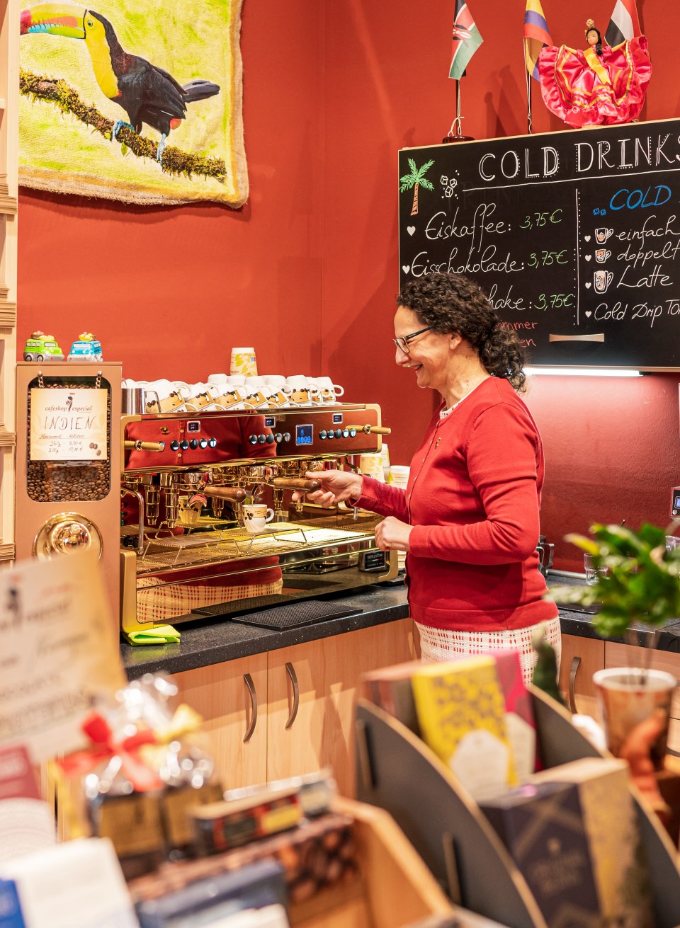 Mede-eigenaar Manuela Román staat bij een espressomachine in haar caféshop Especial.