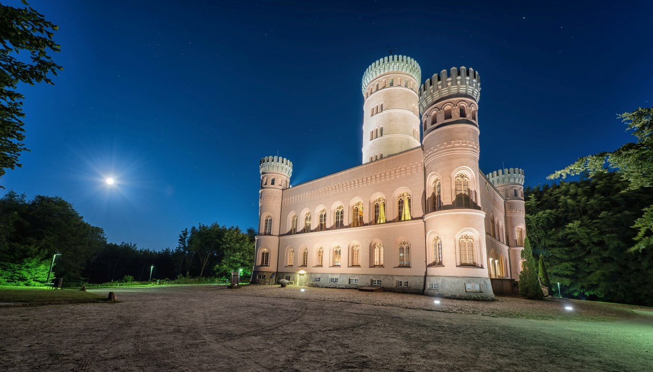 Domek myśliwski Granitz przy pełni księżyca, © SSGK MV / Mirko Boy Domek myśliwski Granitz przy pełni księżyca, © SSGK MV / Mirko Boy