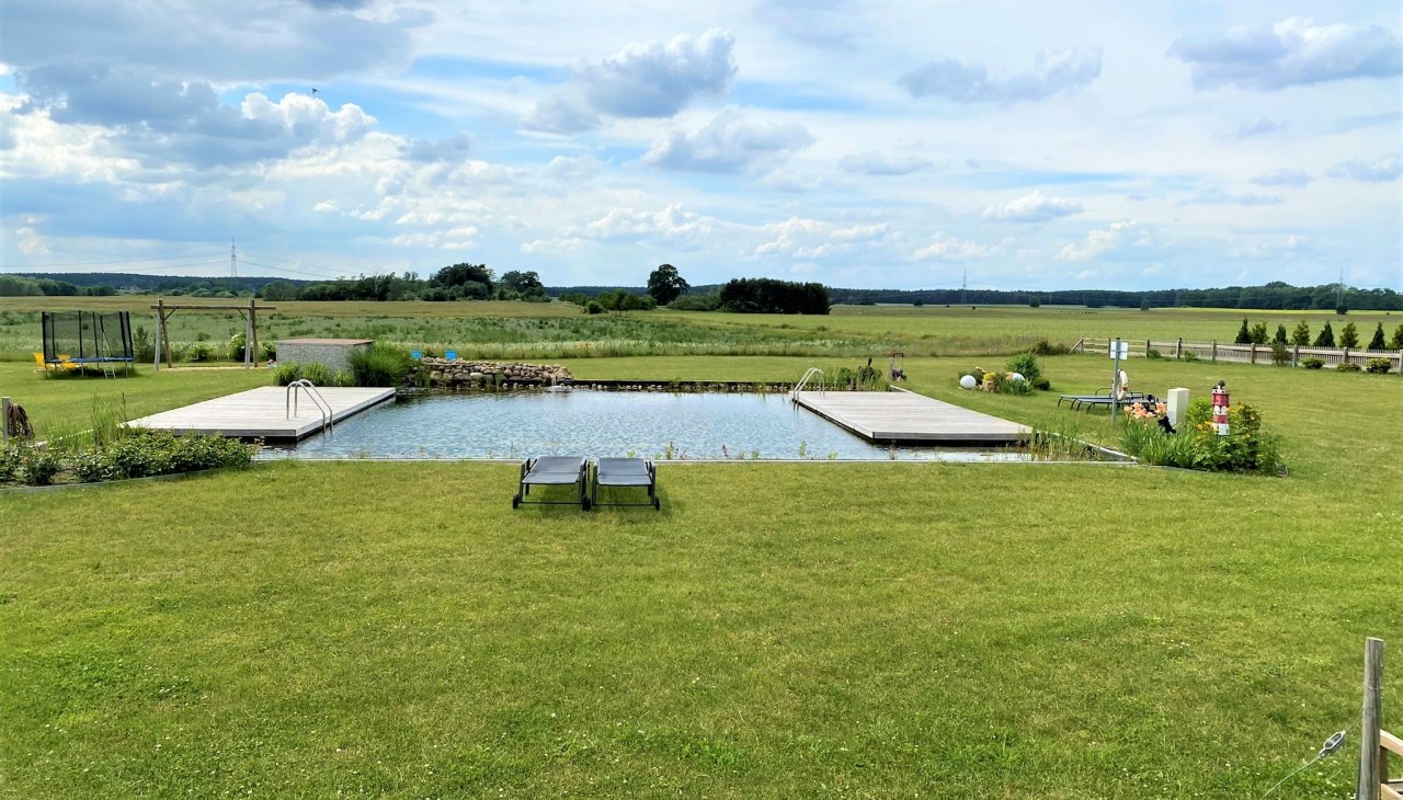 Widok na nasz naturalny staw kąpielowy w oddali., &copy; Brigitte Leberl