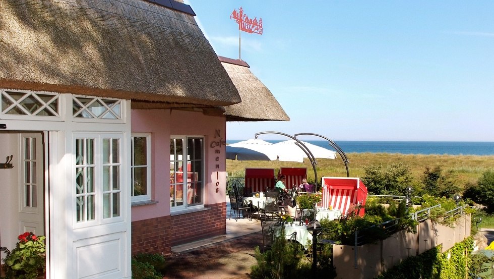 Restaurant terrace with wonderful view of the sea. // &copy; Foto-H&uuml;bner, Wustrow (umfassende Nutzungsrechte beim Ahrenshooper Hof vorhanden)