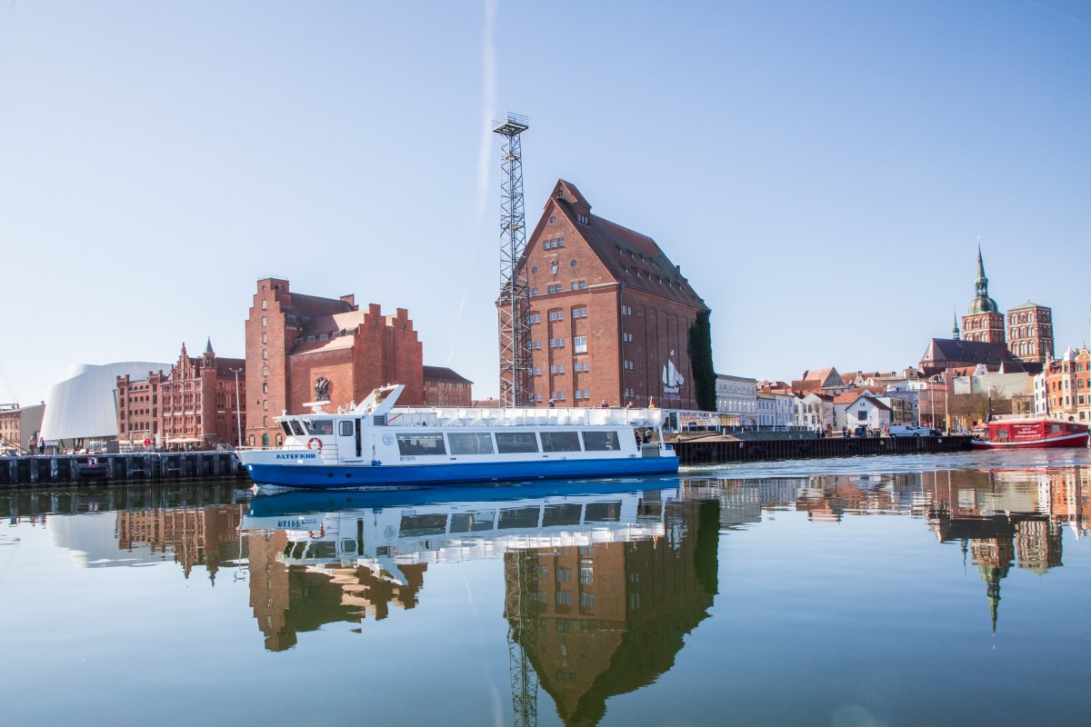 Wycieczki po porcie Stralsund statkiem pasażerskim "Altefähr". // © Weiße Flotte GmbH Wycieczki po porcie Stralsund statkiem pasażerskim "Altefähr". // © Weiße Flotte GmbH