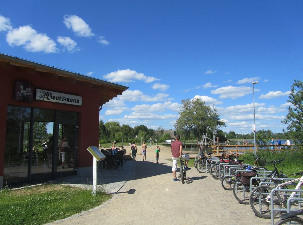 Bistro na plaży "Bootsmann" NaturBad Teterower See, © Jana Koch Bistro na plaży "Bootsmann" NaturBad Teterower See, © Jana Koch