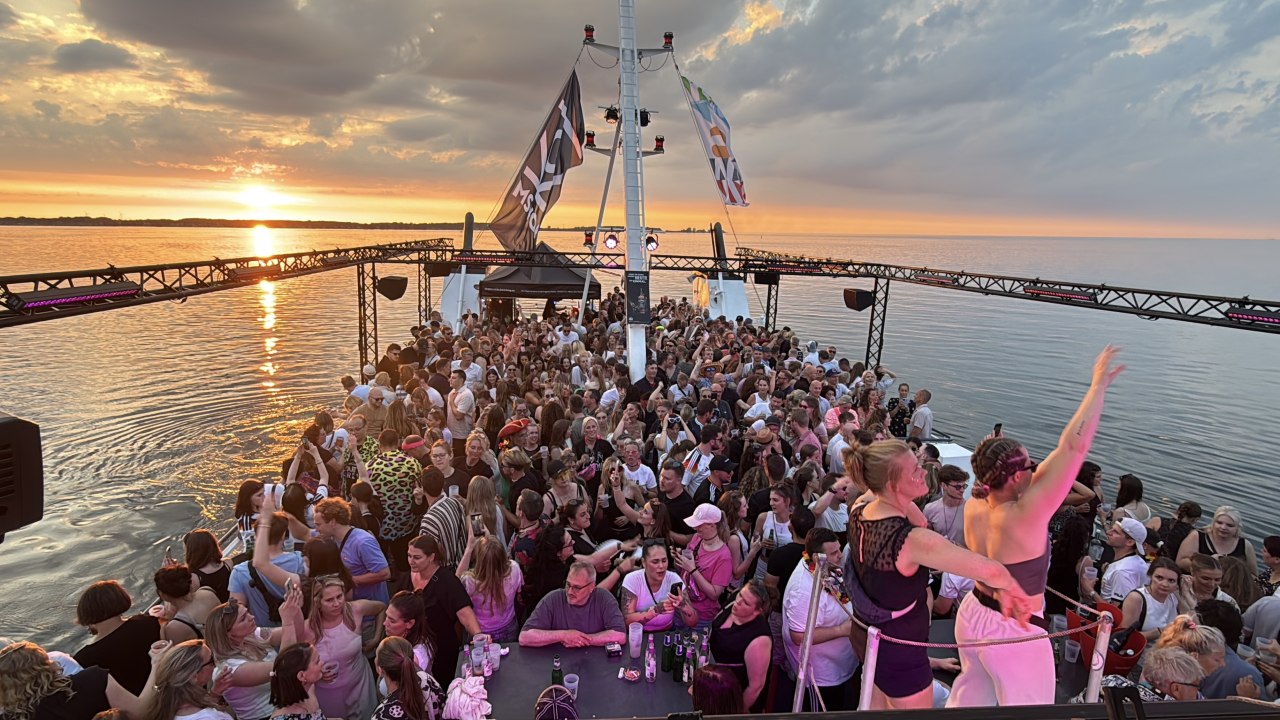 Party at Sunset // © MS KOI Party at Sunset // © MS KOI