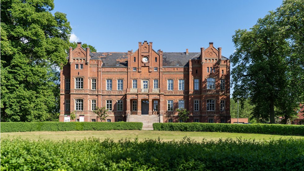 Als je over kasseien naar binnen rijdt, zie je het kasteel Alt Sammit in al zijn pracht en praal., © Schloss Alt Sammit/ K.H.Kleinpeter