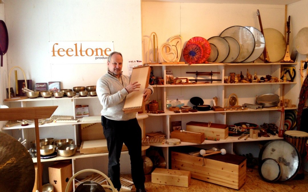 Ingo Böhme z feeltone z monochordem w salonie sprzedaży, © Martina Gläser-Böhme