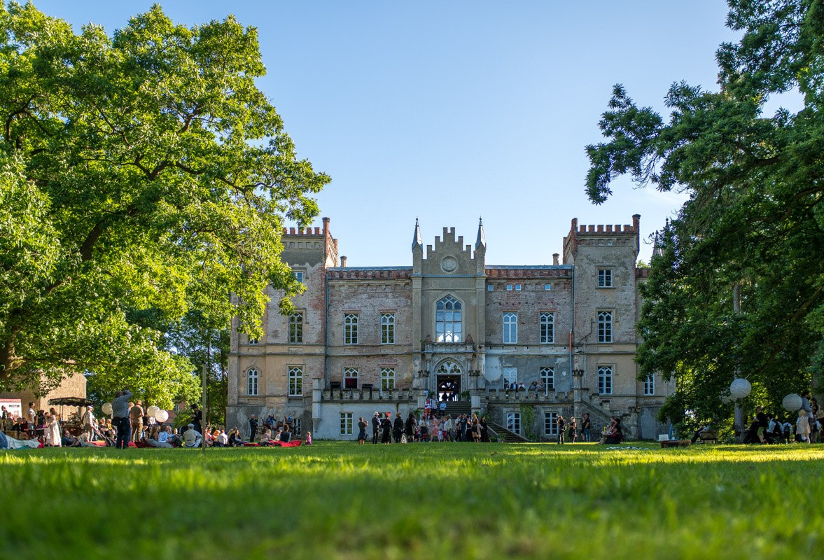 Vooraanzicht van het landgoed // © Herrenhaus Vogelsang / DOMUS Images Alexander Rudolph Vooraanzicht van het landgoed // © Herrenhaus Vogelsang / DOMUS Images Alexander Rudolph