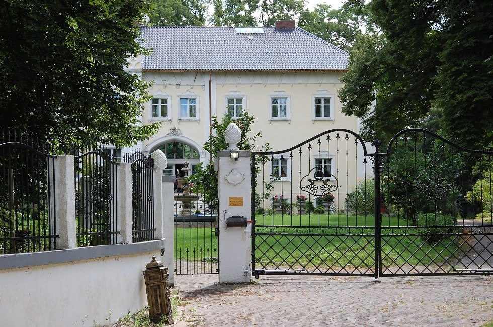 The castle is located on the outskirts of the village in a beautiful park. // © Gabriele Skorupski The castle is located on the outskirts of the village in a beautiful park. // © Gabriele Skorupski