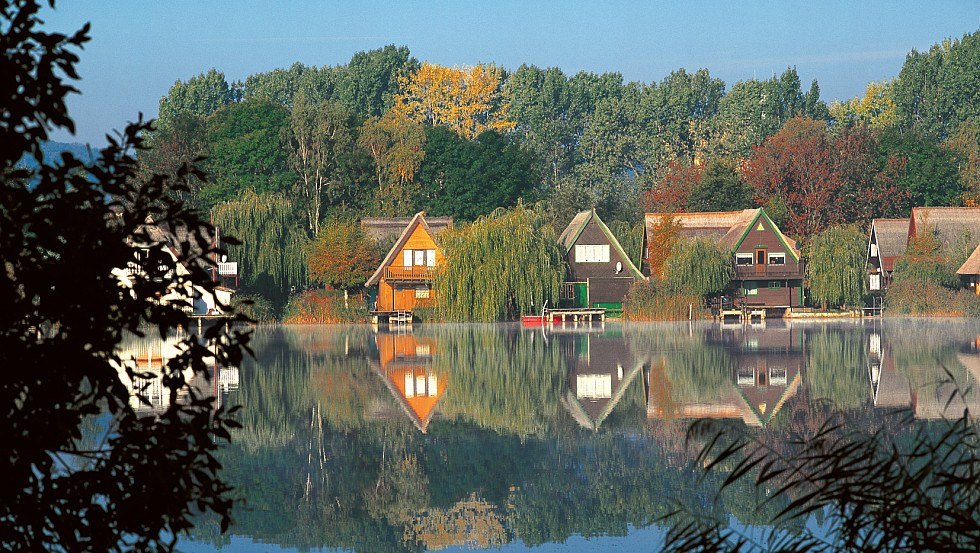 Op een idyllische locatie: rietgedekte huizen aan het meer van Teterow, © TMV/Grundner Op een idyllische locatie: rietgedekte huizen aan het meer van Teterow, © TMV/Grundner