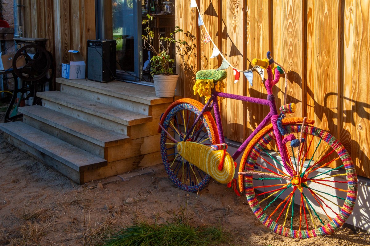 Crocheted bicycle in front of the textile workshop // © Jens Mühe Crocheted bicycle in front of the textile workshop // © Jens Mühe