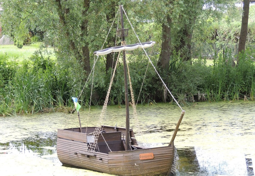 Zicht op de replica van de "Poeler Kogge" op de blusvijver, © Kurverwaltung Insel Poel