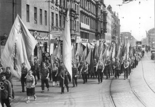FDF demonstration marking the start of the Second Germany Meeting on May 22, 1954, in Berlin // © BArch, Bild 183-24755-0003, Fotograf: Heinz Junge FDF demonstration marking the start of the Second Germany Meeting on May 22, 1954, in Berlin // © BArch, Bild 183-24755-0003, Fotograf: Heinz Junge