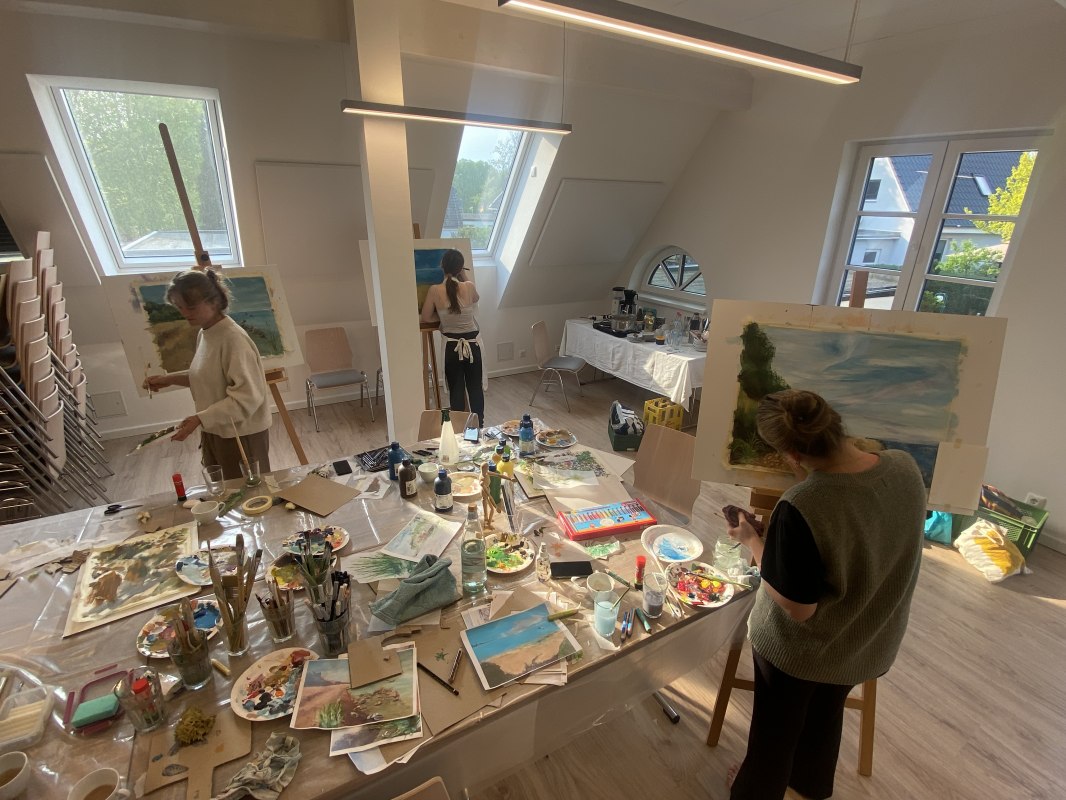 Painting in the studio // &copy; Stephanie Freiling