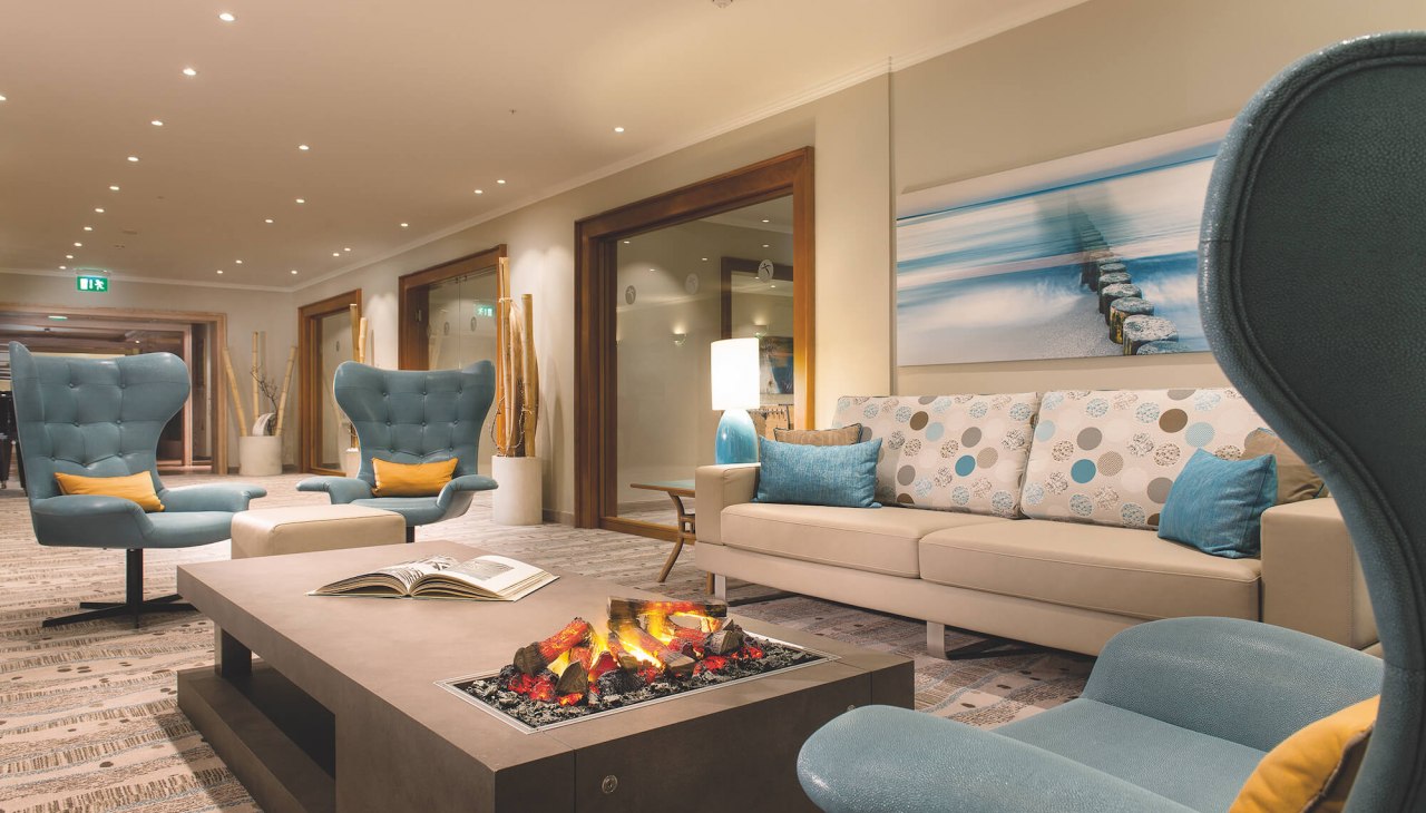Salon z kominkiem w hotelu Bernstein Prerow, &copy; VELA Prerow GmbH